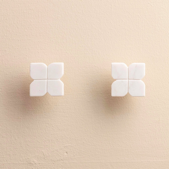 NEW Set of 2 Marble Amari White Clover Carved Drawer Pulls Knobs - Picture 1 of 10